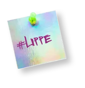 Ein holografischer Notizzettel mit dem Hashtag #LIPPE in Pink, mit einem grünen Reiszwecke befestigt, vor schwarzem Hintergrund.