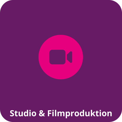 Studio- & Filmproduktion-Logo: Eine helle magentafarbene Videokamera in einem Kreis auf einem dunklen violetten Hintergrund mit weißem Text unten.