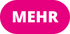 Das Wort "MEHR" in Großbuchstaben auf einem leuchtend magentafarbenen, abgerundeten Rechteck. Der Hintergrund ist schwarz.