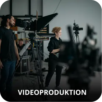Ein Filmset mit zwei Personen, einer Kamera und dem Text 'VIDEOPRODUKTION' unten im Bild.